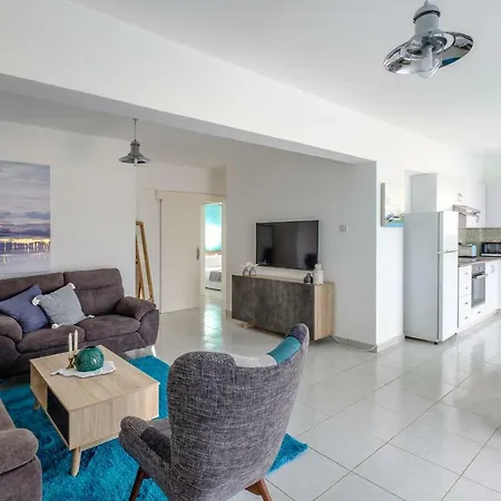 The Coral Penthouse דירה לרנקה