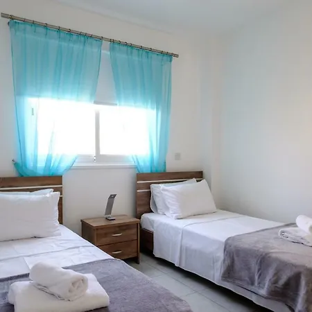 The Coral Penthouse דירה לרנקה